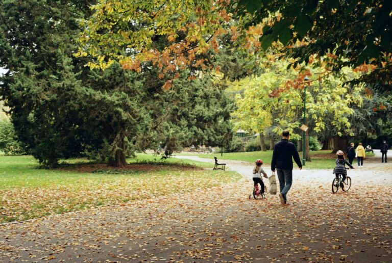 ouder met kinderen in park